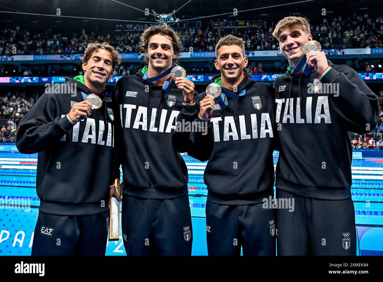 Parigi, Francia. 27 luglio 2024. Manuel frigo, Thomas Ceccon, Paolo Conte Bonin e Alessandro Miressi dell'Italia mostrano le medaglie di bronzo dopo aver gareggiato nella finale di nuoto 4x100 m Freestyle Relay Men durante i Giochi Olimpici di Parigi 2024 presso la Defense Arena di Parigi (Francia), il 27 luglio 2024. Crediti: Insidefoto di andrea staccioli/Alamy Live News Foto Stock