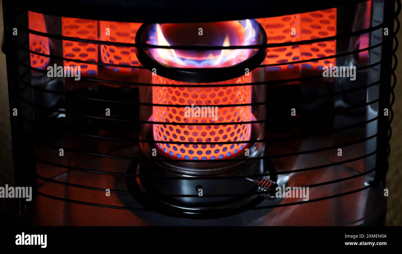 Fiamma rossa ardente del riscaldatore a cherosene Foto Stock