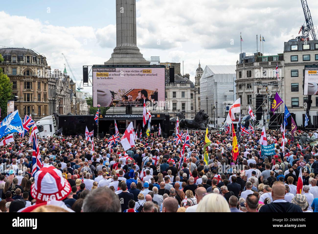 Migliaia di manifestanti al raduno organizzato da Tommy Robinson, un attivista di estrema destra, a Trafalgar Square, Londra, Regno Unito, 27/07/2024 Foto Stock