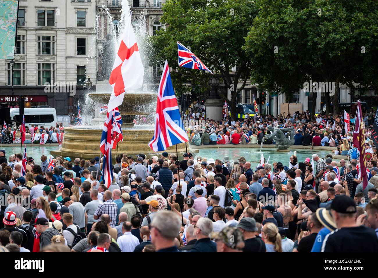 Migliaia di manifestanti al raduno organizzato da Tommy Robinson, un attivista di estrema destra, a Trafalgar Square, Londra, Regno Unito, 27/07/2024 Foto Stock