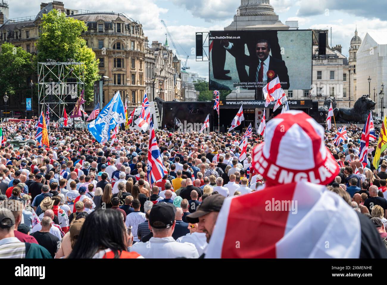 Migliaia di manifestanti al raduno organizzato da Tommy Robinson, un attivista di estrema destra, a Trafalgar Square, Londra, Regno Unito, 27/07/2024 Foto Stock