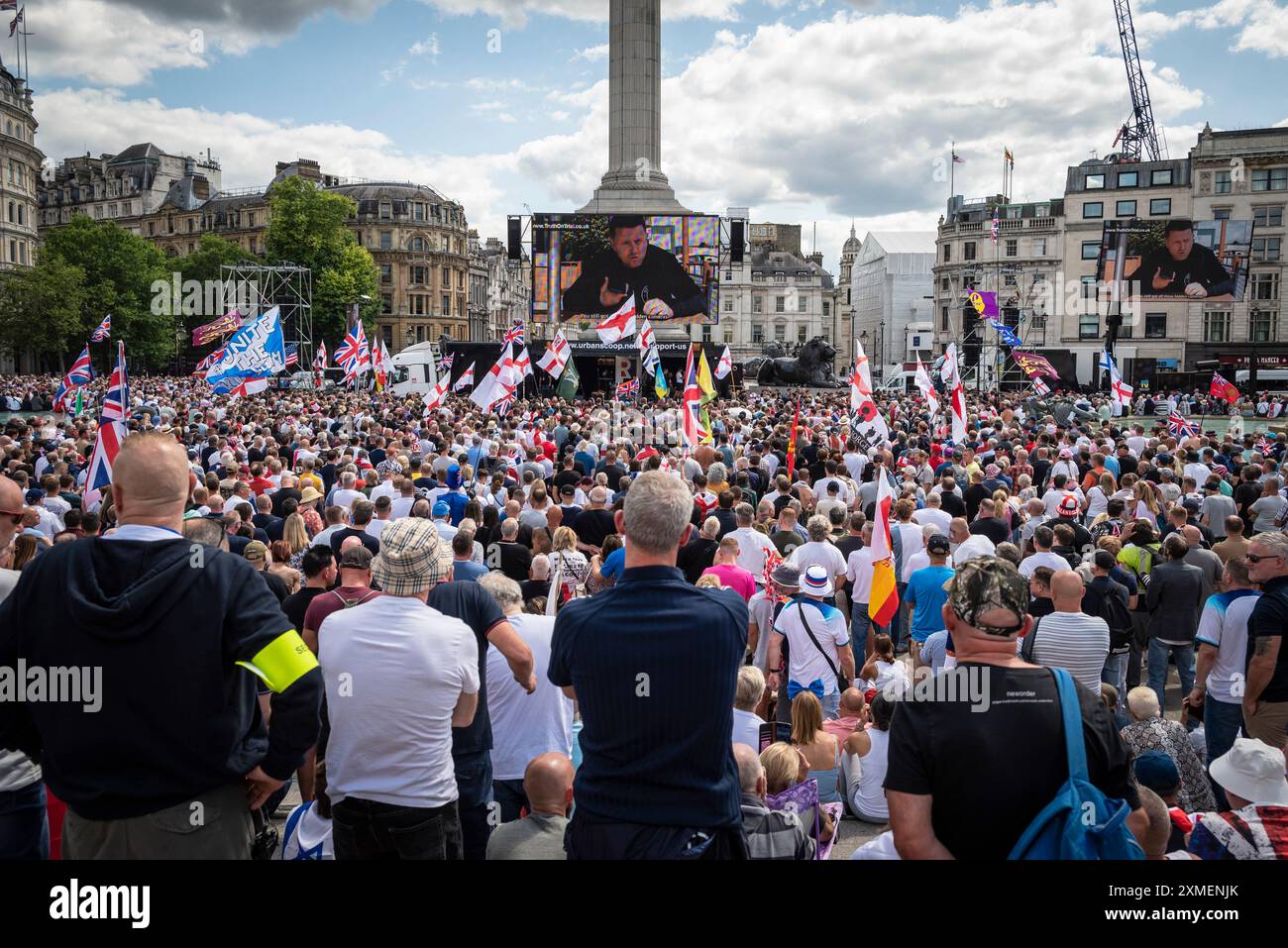 Migliaia di manifestanti al raduno organizzato da Tommy Robinson, un attivista di estrema destra, a Trafalgar Square, Londra, Regno Unito, 27/07/2024 Foto Stock