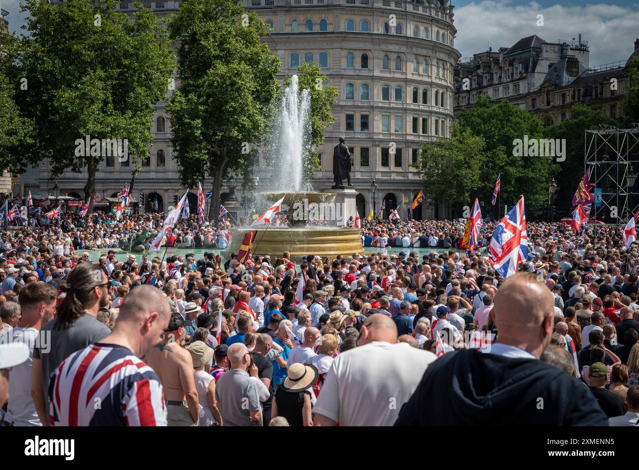Migliaia di manifestanti al raduno organizzato da Tommy Robinson, un attivista di estrema destra, a Trafalgar Square, Londra, Regno Unito, 27/07/2024 Foto Stock