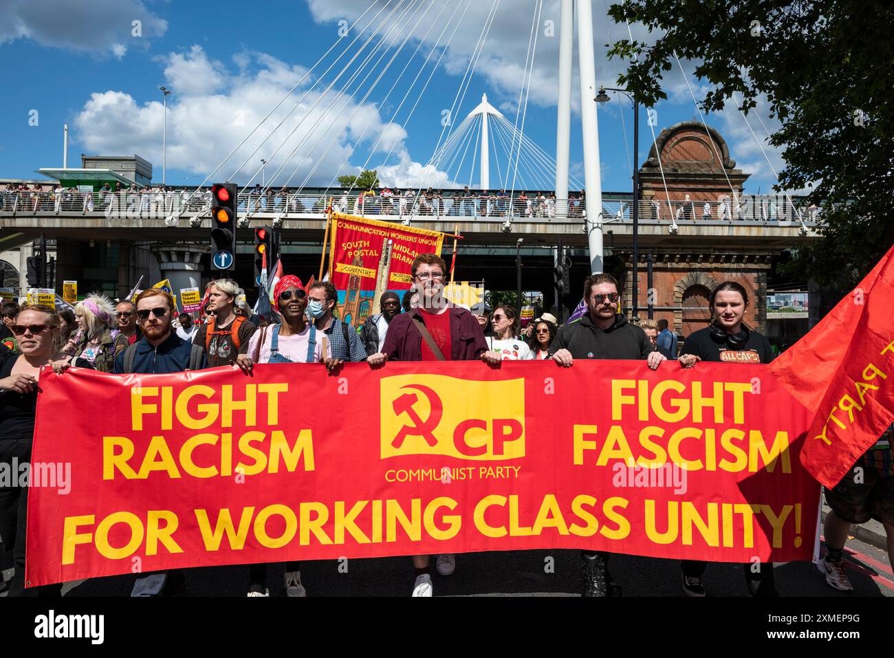 Striscione del partito comunista, Stand Up to Racism Demonstration march in Counter Demonstration to Tommy Robinson march, London, UK, 27/07/2024 Foto Stock