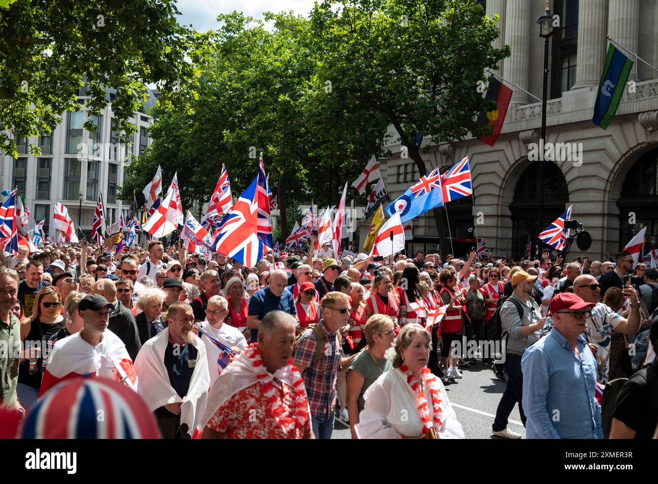 Migliaia di manifestanti, organizzati da Tommy Robinson, marciano dalla Royal Courts of Justice a Trafalgar Square, Londra, Regno Unito, 27/07/2024 Foto Stock