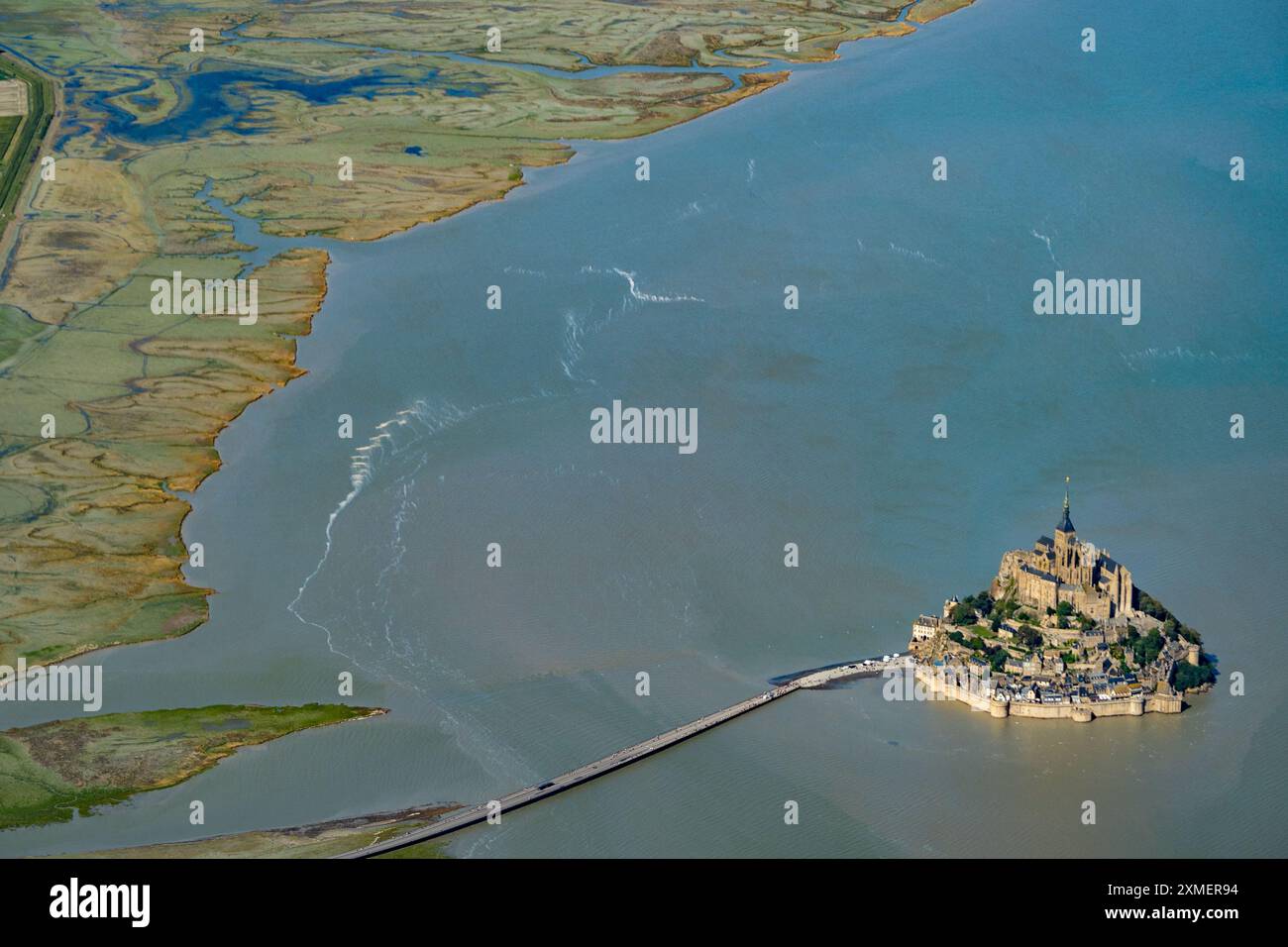 Vista aerea del Monte di San Michele con la sua strada, i polder, l'herbus durante l'alta marea. Foto Stock