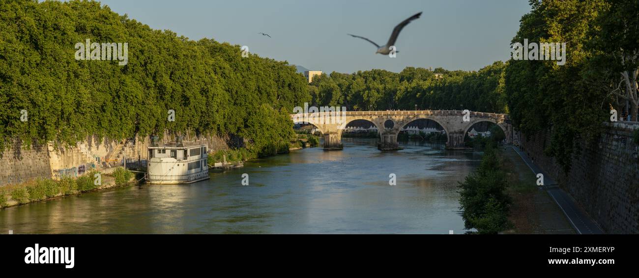Ponte Sisto, il suggestivo e romantico ponte sul Tevere che collega i quartieri regola e Trastevere, Roma, Italia Foto Stock