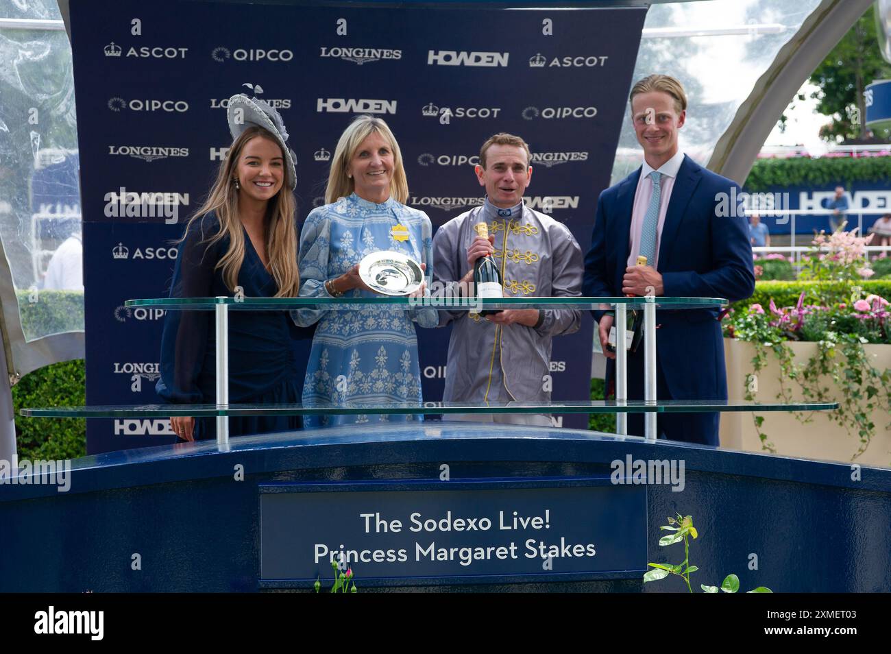 Ascot, Berkshire, Regno Unito. 27 luglio 2024. Presentazione dei vincitori. Horse Simmering guidato dal fantino Ryan Moore vince il Sodexo Live! La principessa Margaret partecipa al QIPCO King George Day all'ippodromo di Ascot nel Berkshire. Proprietario al Shaqab Racing, allenatore Ollie Sangster, Marlborough, allevatore Lofts Hall Stud, sponsor Haras De Bouquetot. Crediti: Maureen McLean/Alamy Live News Foto Stock