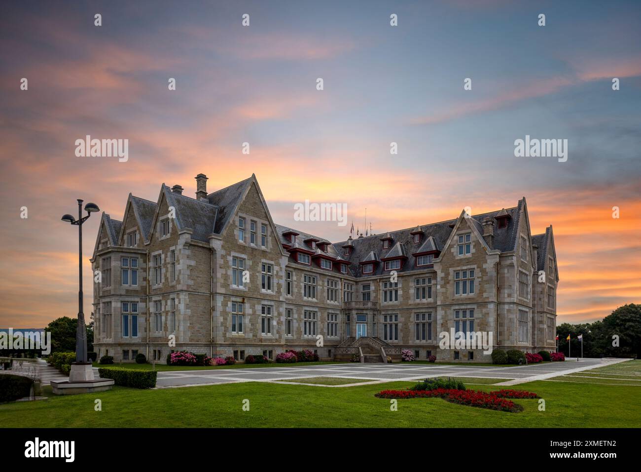 Palazzo Magdalena sulla penisola omonima a Santander, Cantabria, Spagna con un cielo al tramonto colorato Foto Stock