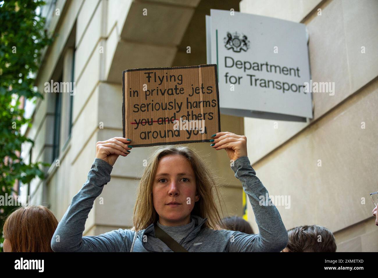 Londra, Regno Unito. 27 luglio 2024. Un manifestante tiene in mano un cartello durante la dimostrazione. Fossil Free London chiedeva al governo al di fuori del Department for Transport di non approvare l'espansione dell'aeroporto di London City. Perché Londra è la città più esposta al mondo all'inquinamento aereo e l'espansione peggiorerà le cose. Credito: SOPA Images Limited/Alamy Live News Foto Stock