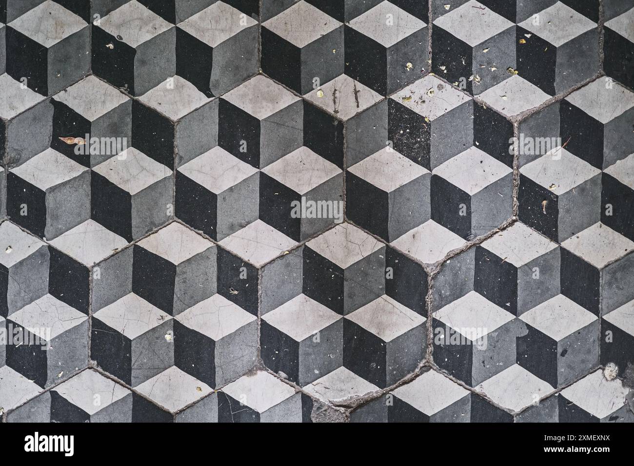 Poster a mosaico sul pavimento nell'atrio di una vecchia casa, motivo ritmico ripetitivo, concetto di sfondo Foto Stock