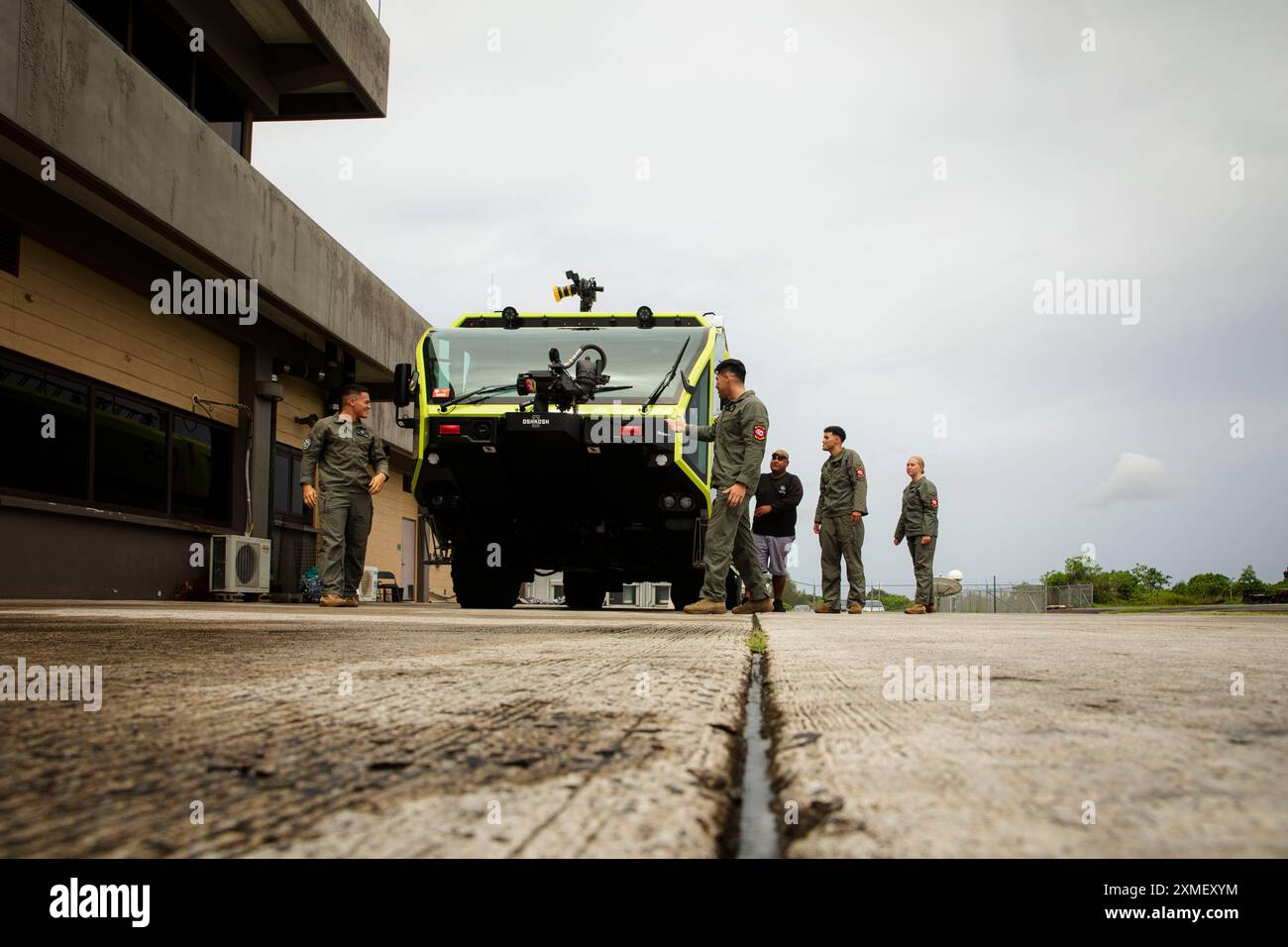 US Marines con Marine Air Control Group 38, 3rd Marine Aircraft tour a Palauan Aircraft Rescue and Fire Fighting Oshkosh Striker 1500 dopo uno scambio di argomenti durante l'esercitazione Koa Moana 24 presso l'Aeroporto Internazionale di Palau, Airai, Palau, 26 luglio 2024. Durante il dispiegamento di Koa Moana in tutta la regione Indo-Pacifico, i Marines e i marinai statunitensi della i Marine Expeditionary Force lavorano per rafforzare le alleanze e le partnership con lo sviluppo di capacità interoperabili, operazioni combinate, cooperazione per la sicurezza del teatro e sforzi per il rafforzamento delle capacità. Esercizi come Koa Moana amministrare Foto Stock