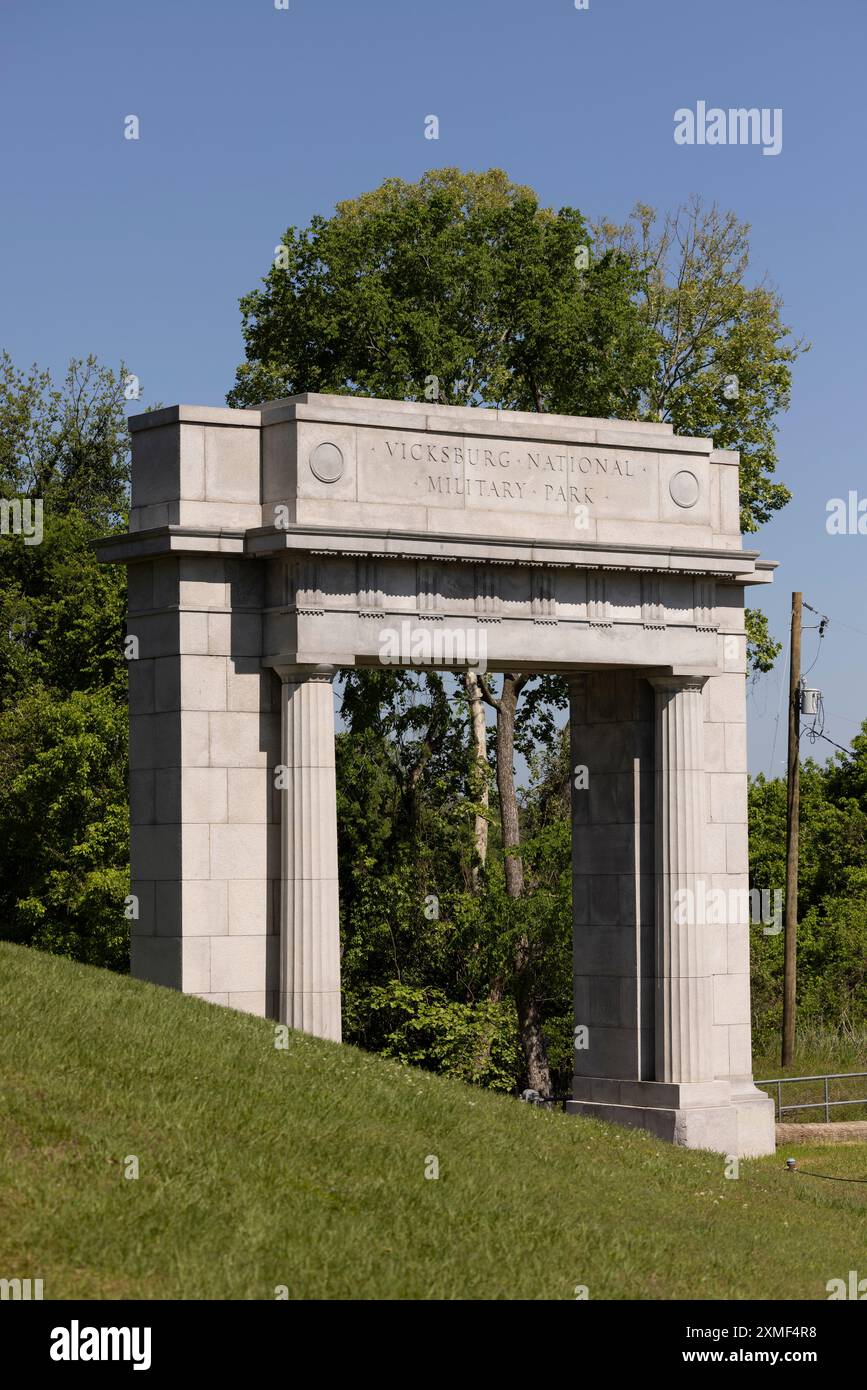 Vicksburg, Mississippi, Stati Uniti - 23 aprile 2024: Il sole del pomeriggio splende sull'arco d'ingresso del Vicksburg National Military Park. Foto Stock