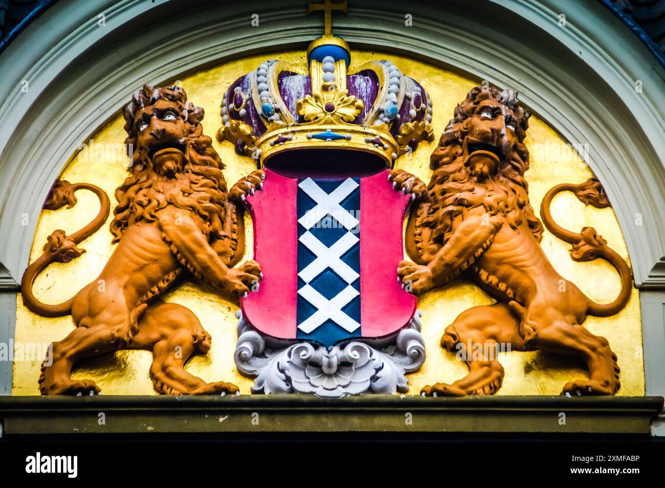 Lo stemma di Amsterdam, simbolo araldico che rappresenta la città, presenta due leoni che fiancheggiano una corona. Foto Stock