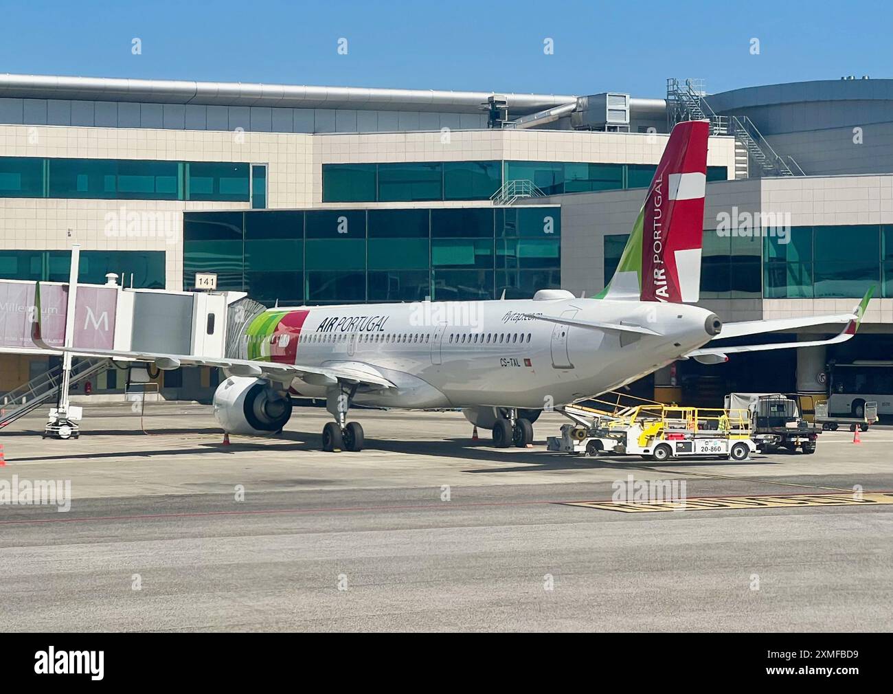 I lavoratori caricano un jet TAP Air Portugal all'aeroporto Humberto Delgado di Lisbona, Portogallo. Foto Stock