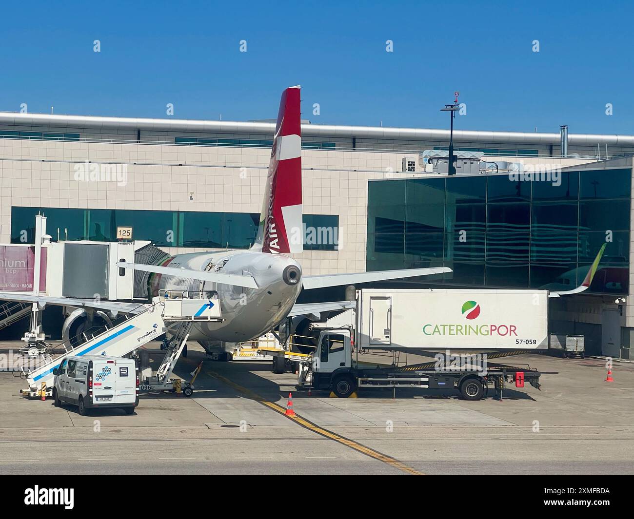 I lavoratori caricano un aereo TAP Air Portugal all'aeroporto Humberto Delgado di Lisbona, Portogallo. Foto Stock