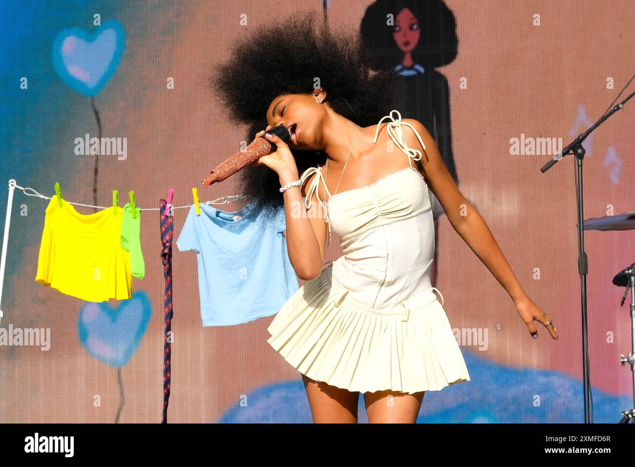 Lulworth, Regno Unito. 27 luglio 2024. Nato a Londra, e da Costa d'Avorio, Joyce Cisse, alias Flowerovlove, influencer e cantautore, si esibisce dal vivo sul palco. È una modella di Instagram Sensation Credit: SOPA Images Limited/Alamy Live News Foto Stock