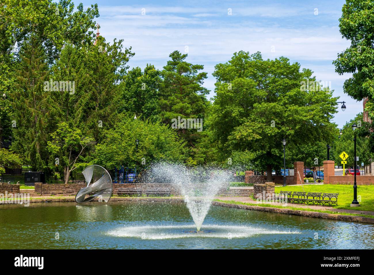 Hartford, Connecticut - 18 luglio 2024: Harmony, la scultura a Lilly Pond, Bushnell Park, disegnata da Charles Perry Foto Stock