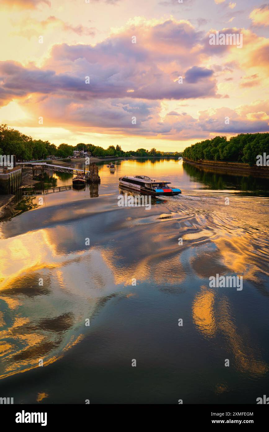 Putney Bridge Panoramica sul fiume Tamigi, Londra, Inghilterra, Regno Unito Foto Stock