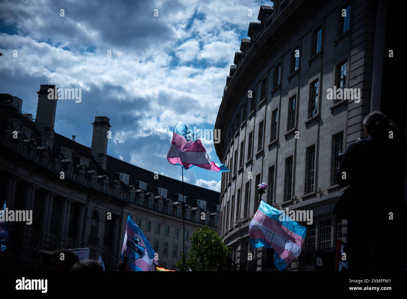 Londra, Regno Unito. 27 luglio 2024. I partecipanti marciano con le bandiere durante la Trans Pride Parade. Il tema della parata di quest'anno è "giustizia e liberazione”, che rappresenta i diritti trans e la solidarietà con Palestina, Sudan, Haiti e Congo. il 2024 ha visto un aumento dei tentativi di far marcia indietro i diritti umani della comunità trans", hanno detto gli organizzatori in una dichiarazione. Ciò include la recente politica del governo conservatore sulla “ideologia di genere” di non essere più insegnata nelle scuole. (Foto di Loredana Sangiuliano/SOPA Images/Sipa USA) credito: SIPA USA/Alamy Live News Foto Stock