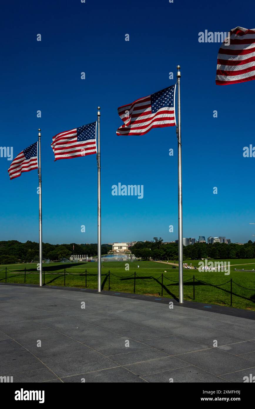 Vista del Lincoln Memorial dal Washington Monument attraverso le bandiere americane Foto Stock