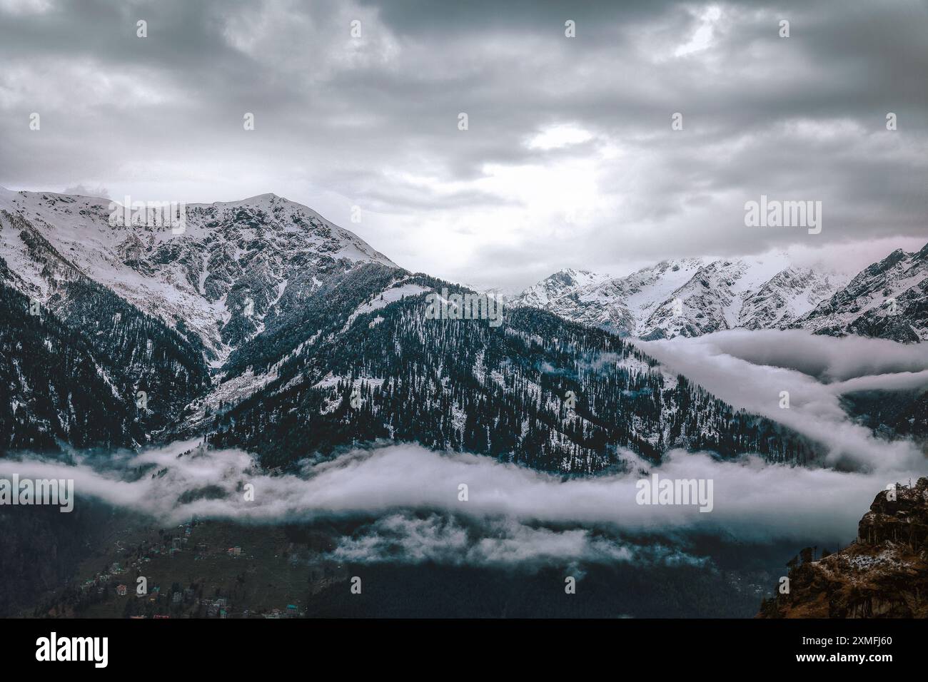 Vista sulle montagne di Manali. Himalayan Hills. Bellissimo paesaggio. Carta da parati di montagna. Vista dalla finestra di Nirvana Home. Foto Stock