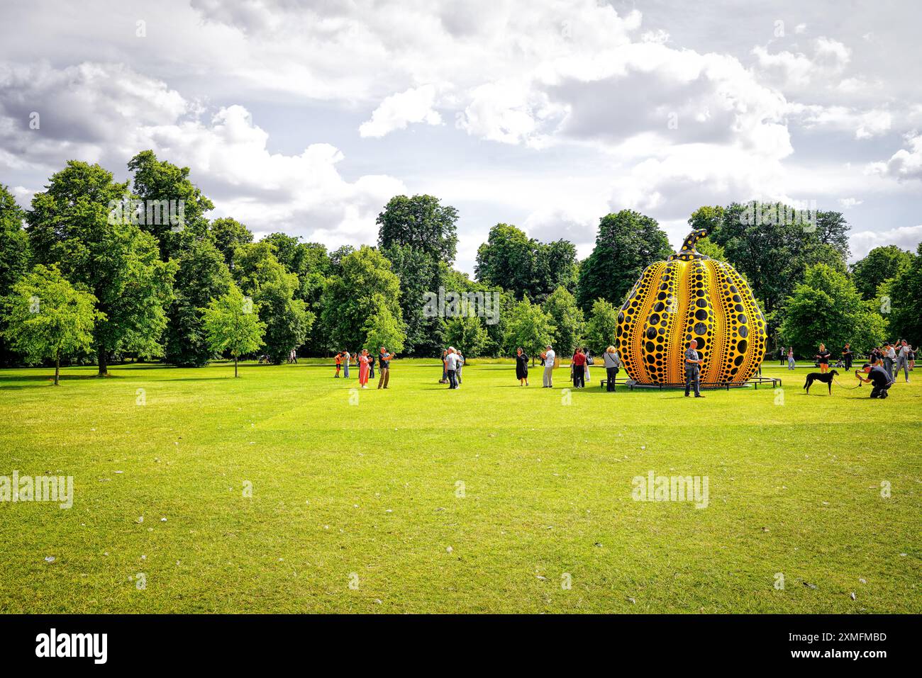 Yayoi Kusama iconica scultura di zucca, Hyde Park, Kensington Gardens, Londra, Inghilterra, Regno Unito Foto Stock