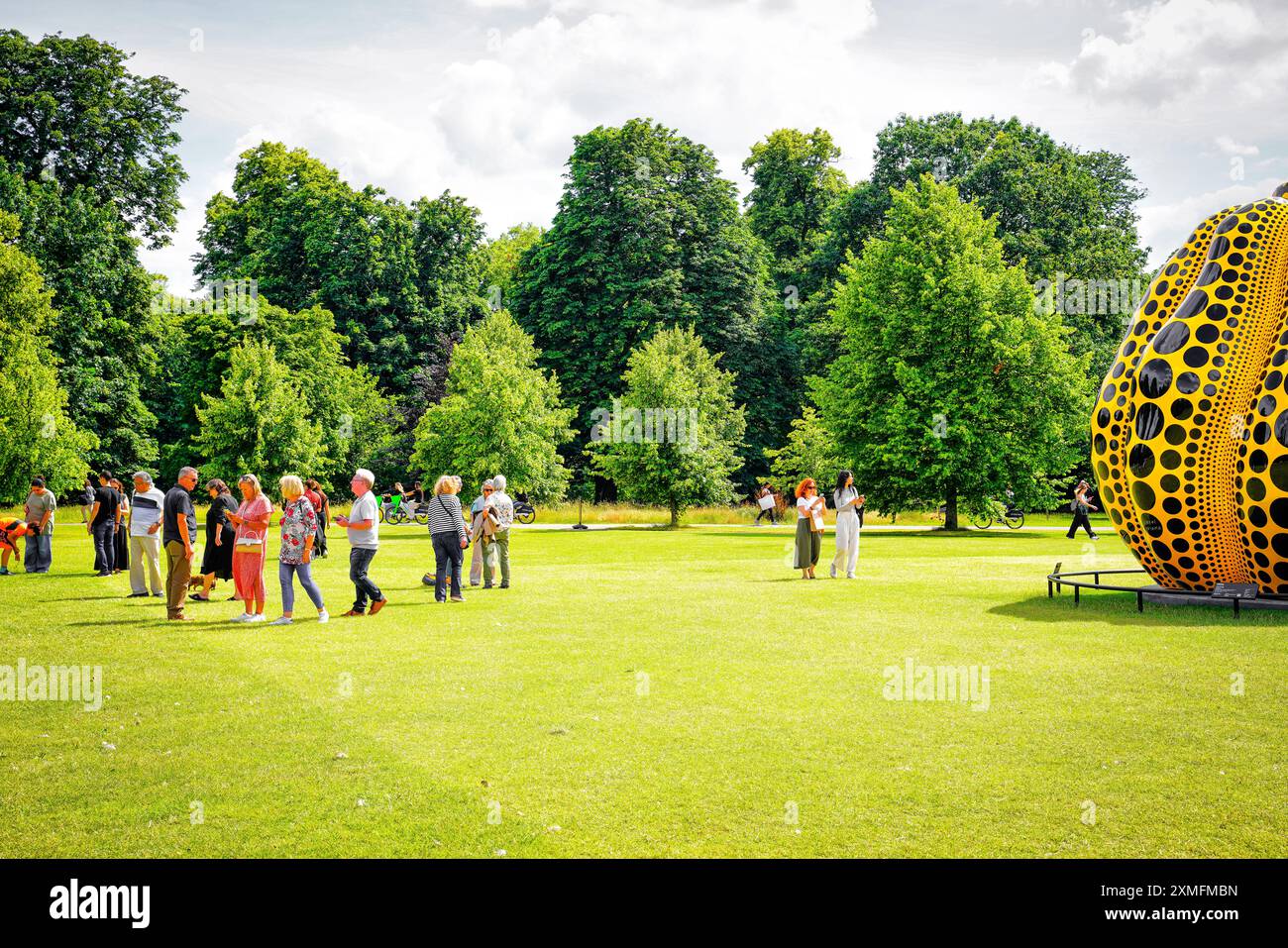 Yayoi Kusama iconica scultura di zucca, Hyde Park, Kensington Gardens, Londra, Inghilterra, Regno Unito Foto Stock