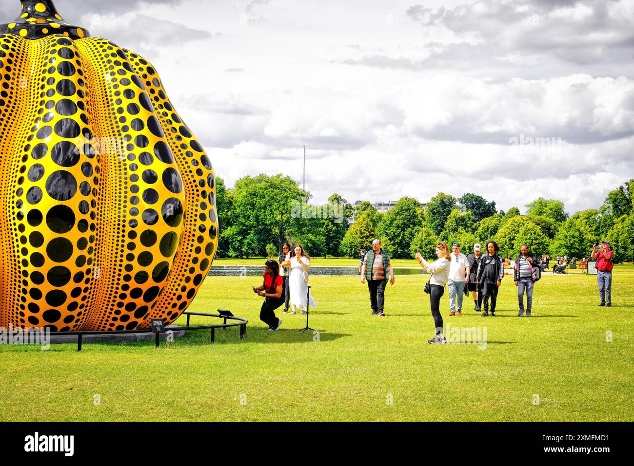 Yayoi Kusama iconica scultura di zucca, Hyde Park, Kensington Gardens, Londra, Inghilterra, Regno Unito Foto Stock