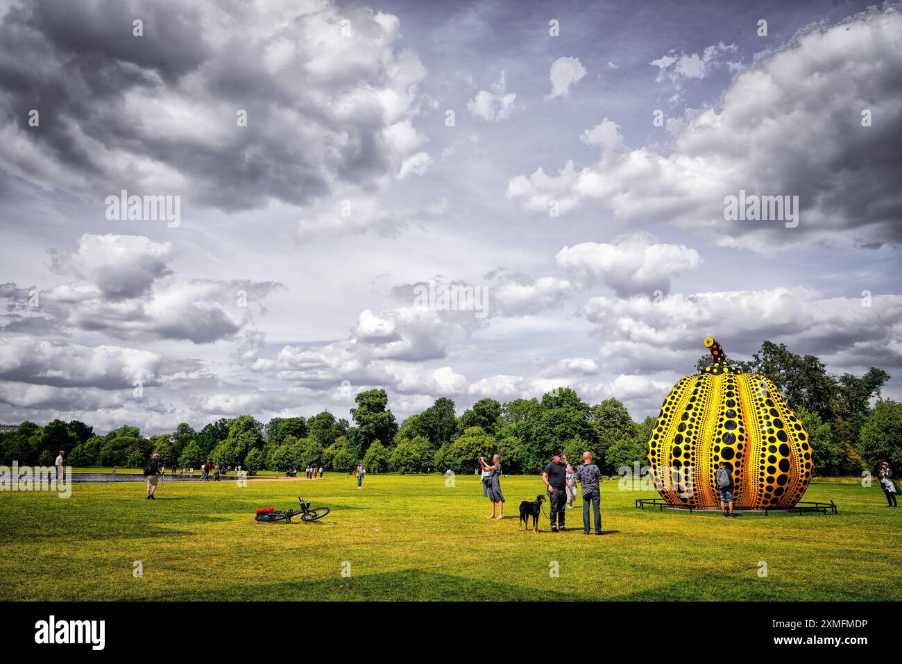 Yayoi Kusama iconica scultura di zucca, Hyde Park, Kensington Gardens, Londra, Inghilterra, Regno Unito Foto Stock