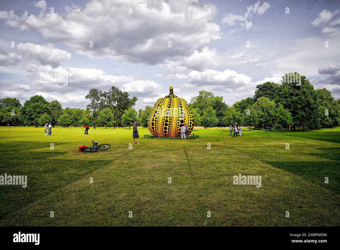 Yayoi Kusama iconica scultura di zucca, Hyde Park, Kensington Gardens, Londra, Inghilterra, Regno Unito Foto Stock