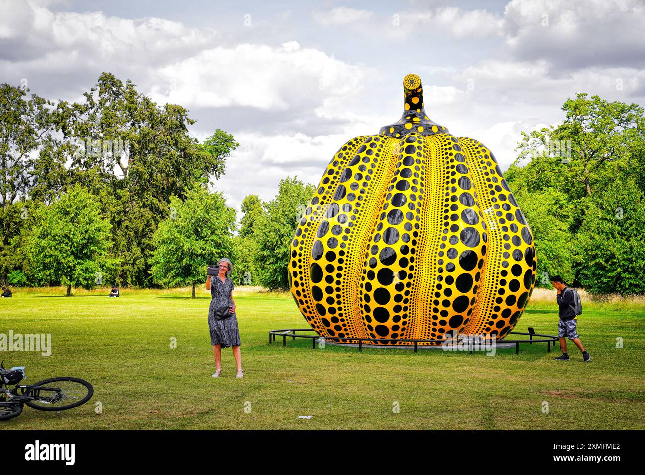 Yayoi Kusama iconica scultura di zucca, Hyde Park, Kensington Gardens, Londra, Inghilterra, Regno Unito Foto Stock