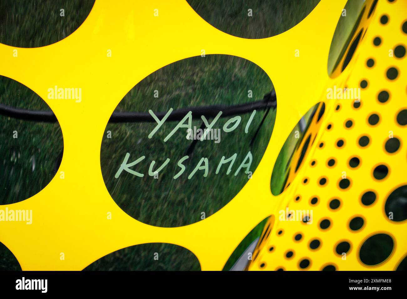 Yayoi Kusama iconica scultura di zucca, Hyde Park, Kensington Gardens, Londra, Inghilterra, Regno Unito Foto Stock