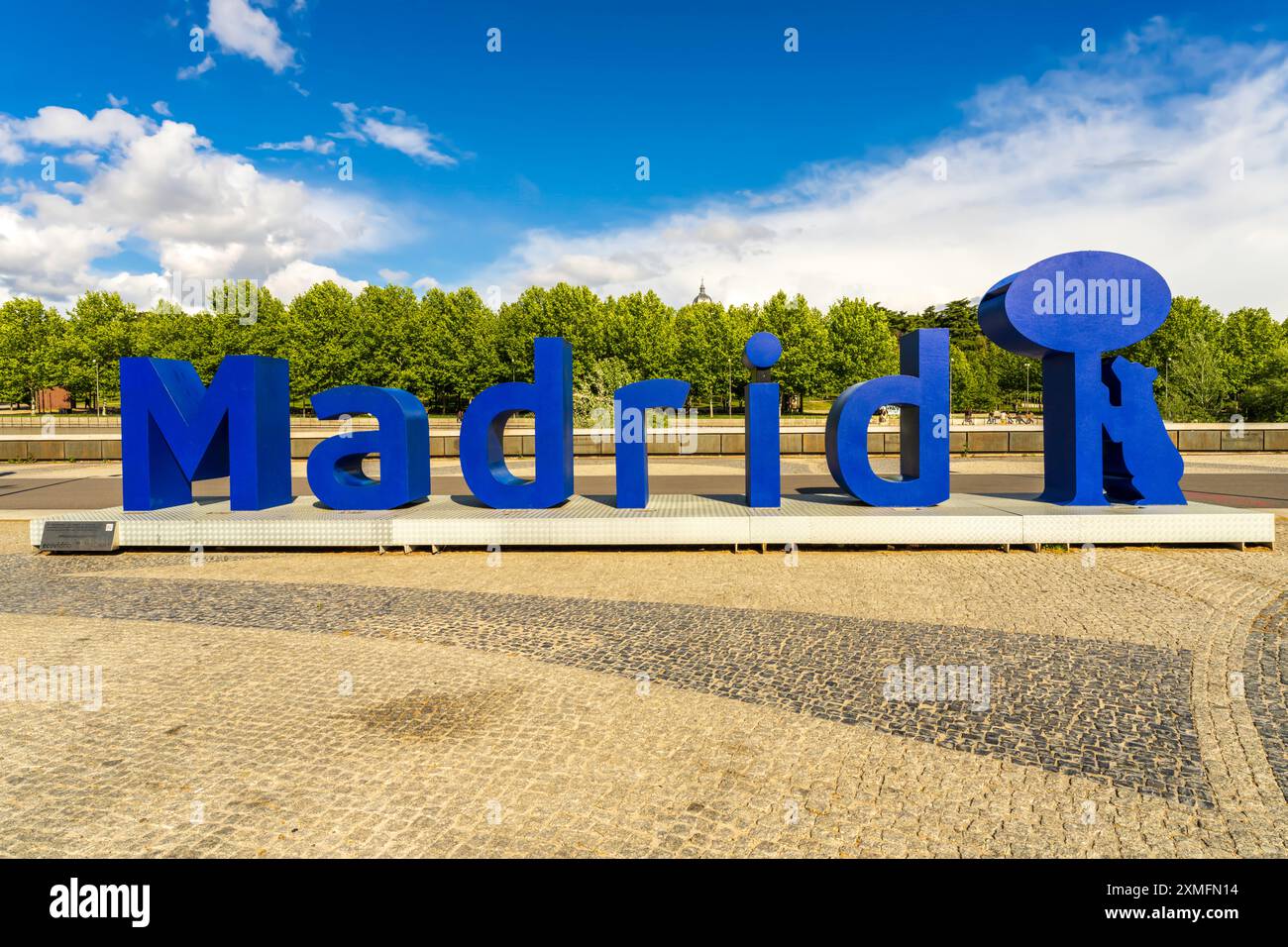 Logo Blue El Oso y el Madroño, Orso e albero di fragola Madrid, simbolo, emblema. Madrid firma in un parco a Madrid, Spagna. Giorno di sole, niente gente. Foto Stock