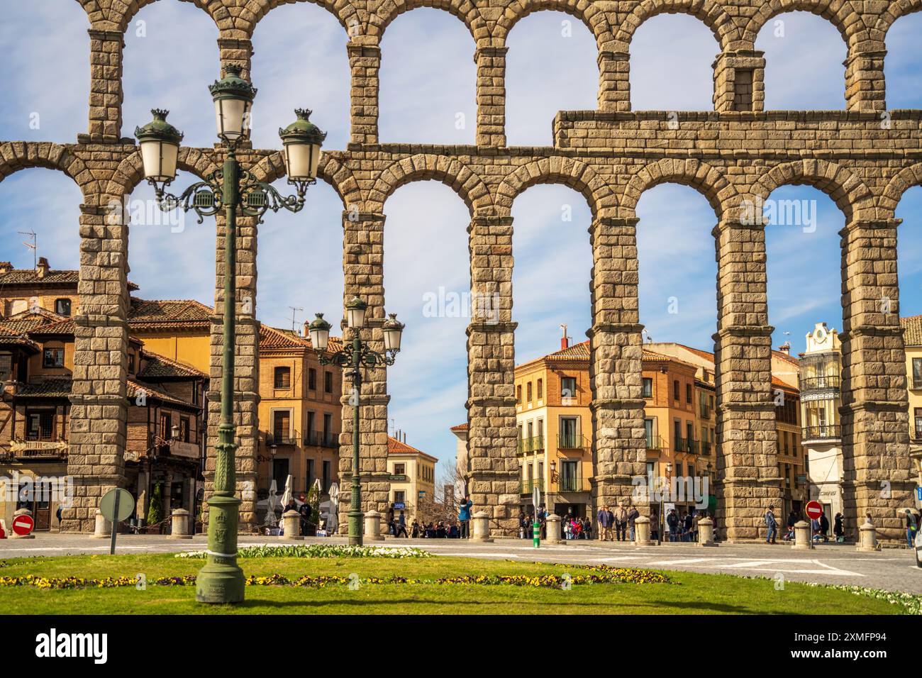 Paesaggio urbano di Segovia degli antichi acquedotti romani di Segovia, una vista panoramica degli acquedotti romani con una piazza storica a Segovia, in Spagna. Foto Stock