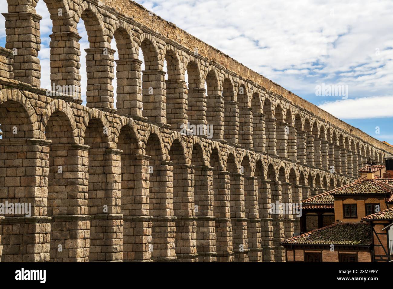 Vista panoramica dello skyline degli antichi acquedotti romani di Segovia in Plaza del Azoguejo, nel centro della città di Segovia, Spagna. Giorno, niente gente. Foto Stock