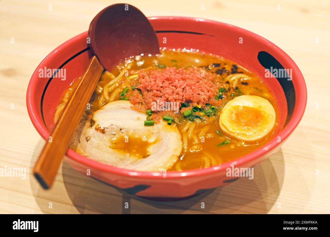 Spaghetti di ramen giapponesi con maiale, alghe, zuppa in ciotola rossa Foto Stock