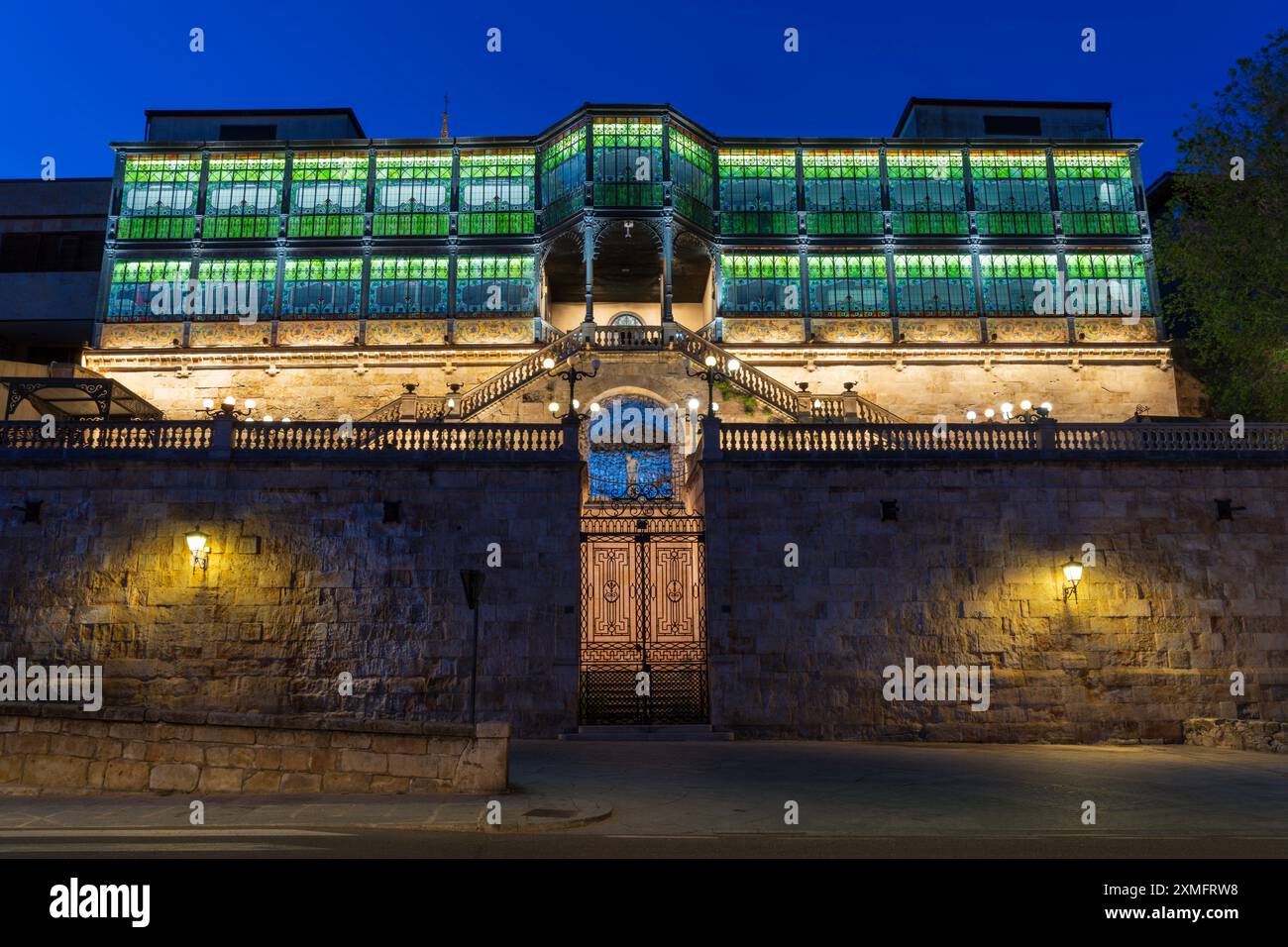 Museo d'arte Casa Lis a Salamanca, Spagna. L'edificio del Museo Art Nouveau e Art Deco (Museo Art Nouveau Art Déco) ha illuminato le vetrate colorate al crepuscolo. Foto Stock