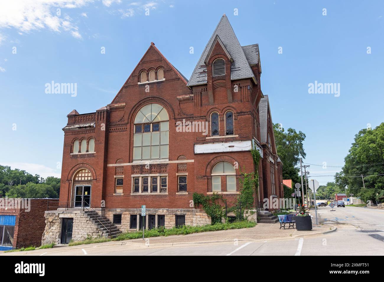 Una chiesa vuota trascurata, che è stata un fastidio abituale, situata al 601 di Washington Street a Burlington, Iowa. Foto Stock
