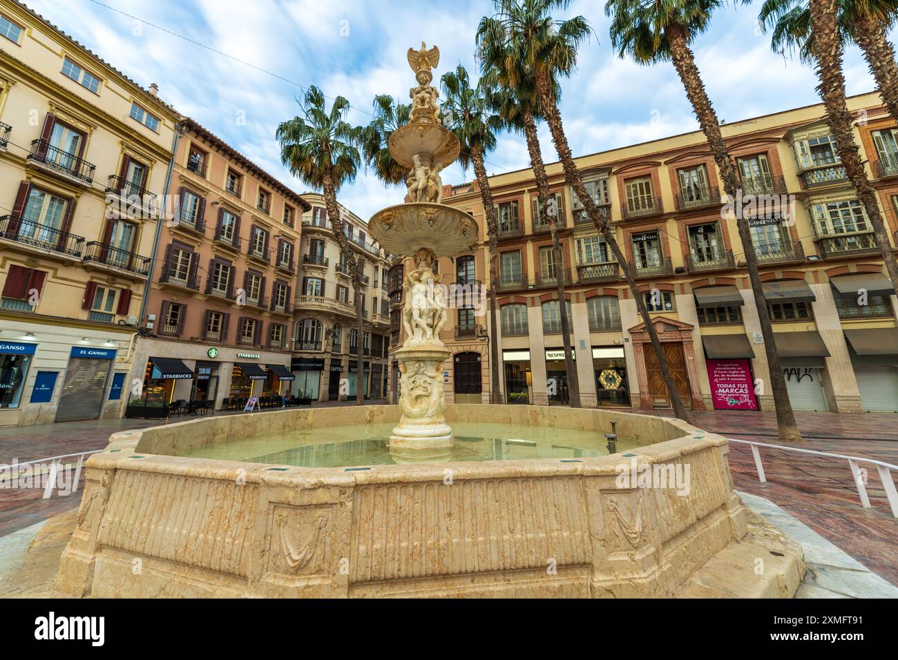 Plaza de la Constitución (Piazza della Costituzione) con fontana nella storica città vecchia di Malaga, Costa del Sol, Spagna. Paesaggio urbano Málaga gente, giorno Foto Stock
