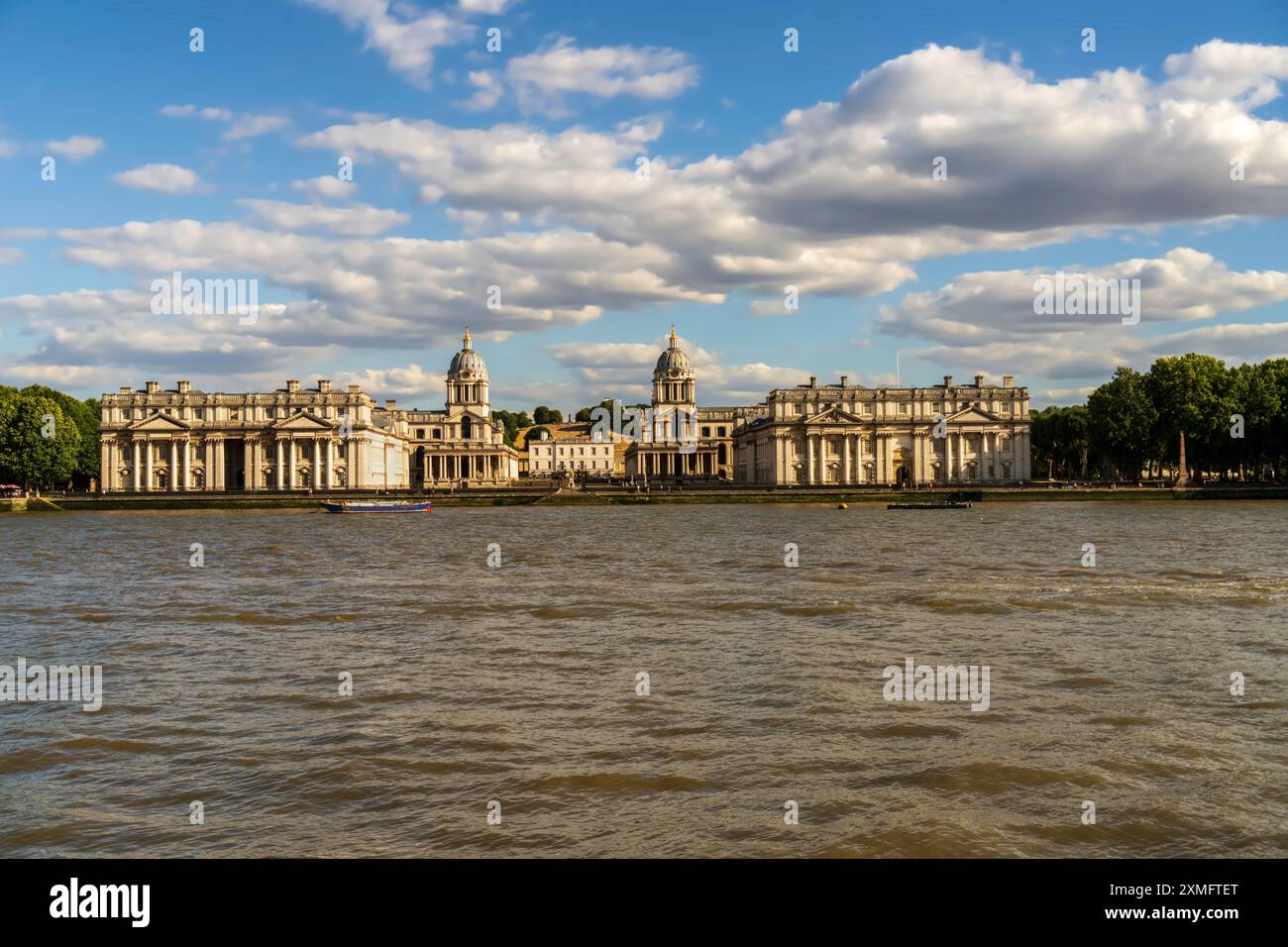 Paesaggio urbano di Londra con il fiume Tamigi e la città di Greenwich, un quartiere londinese. Vista panoramica dello skyline di Greenwich in una giornata di sole in Inghilterra. Foto Stock