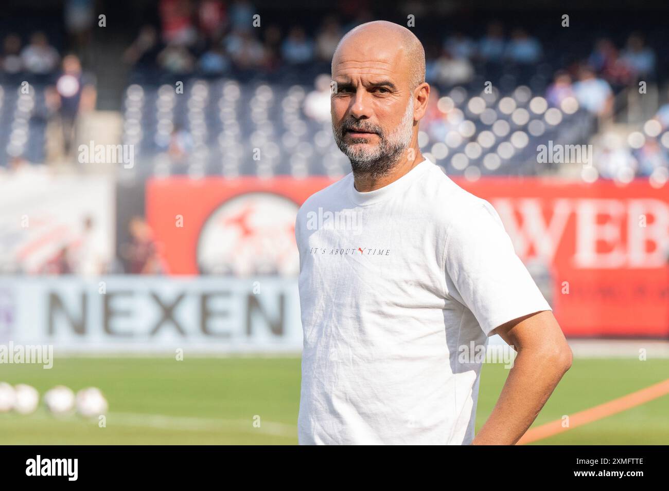 New York, Stati Uniti. 27 luglio 2024. Il manager del Manchester City Pep Guardiola ha visto prima dell'amichevole contro l'AC Milan allo Yankee Stadium di New York il 27 luglio 2024. L'AC Milan ha vinto 3-2. Fu la seconda sconfitta dal Manchester City durante un tour pre-stagionale negli Stati Uniti dopo una sconfitta contro il Celtic tre giorni prima. Questo gioco faceva parte del Soccer Champions Tour sponsorizzato da DirecTV. (Foto di Lev Radin/Sipa USA) credito: SIPA USA/Alamy Live News Foto Stock