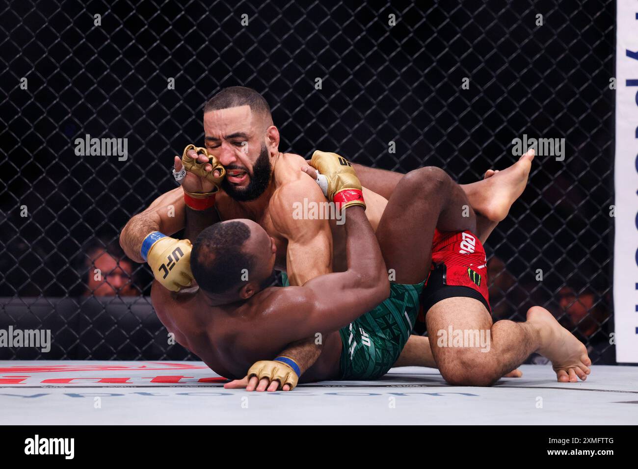 Leon Edwards e Belal Muhammad durante l'incontro per il titolo dei pesi welter alla Co-op Live Arena di Manchester. Data foto: Domenica 28 luglio 2024. Foto Stock