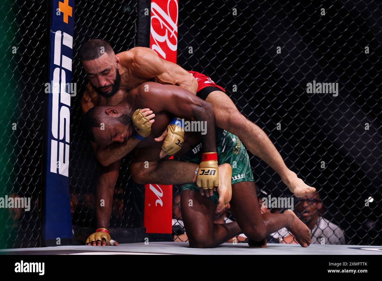 Leon Edwards è detenuto da Belal Muhammad durante l'incontro per il titolo dei pesi welter alla Co-op Live Arena di Manchester. Data foto: Domenica 28 luglio 2024. Foto Stock