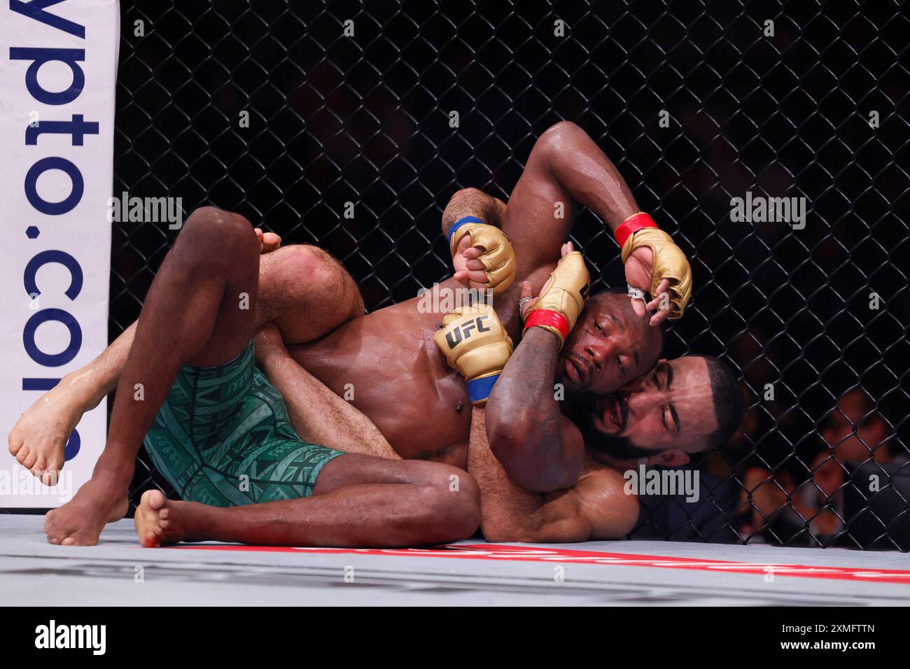 Leon Edwards e Belal Muhammad si scontrano durante l'incontro per il titolo dei pesi welter alla Co-op Live Arena di Manchester. Data foto: Domenica 28 luglio 2024. Foto Stock