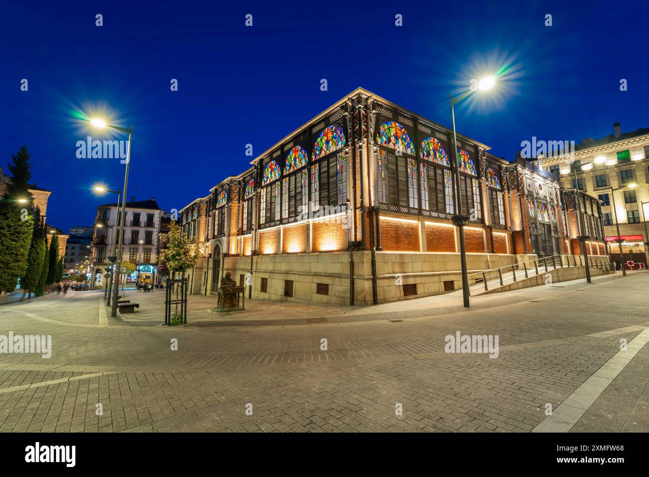 Vista panoramica del mercato centrale di Salamanca, un famoso mercato alimentare a Salamanca, in Spagna, con vetrate colorate in stile Art Nouveau e Art Deco. Foto Stock