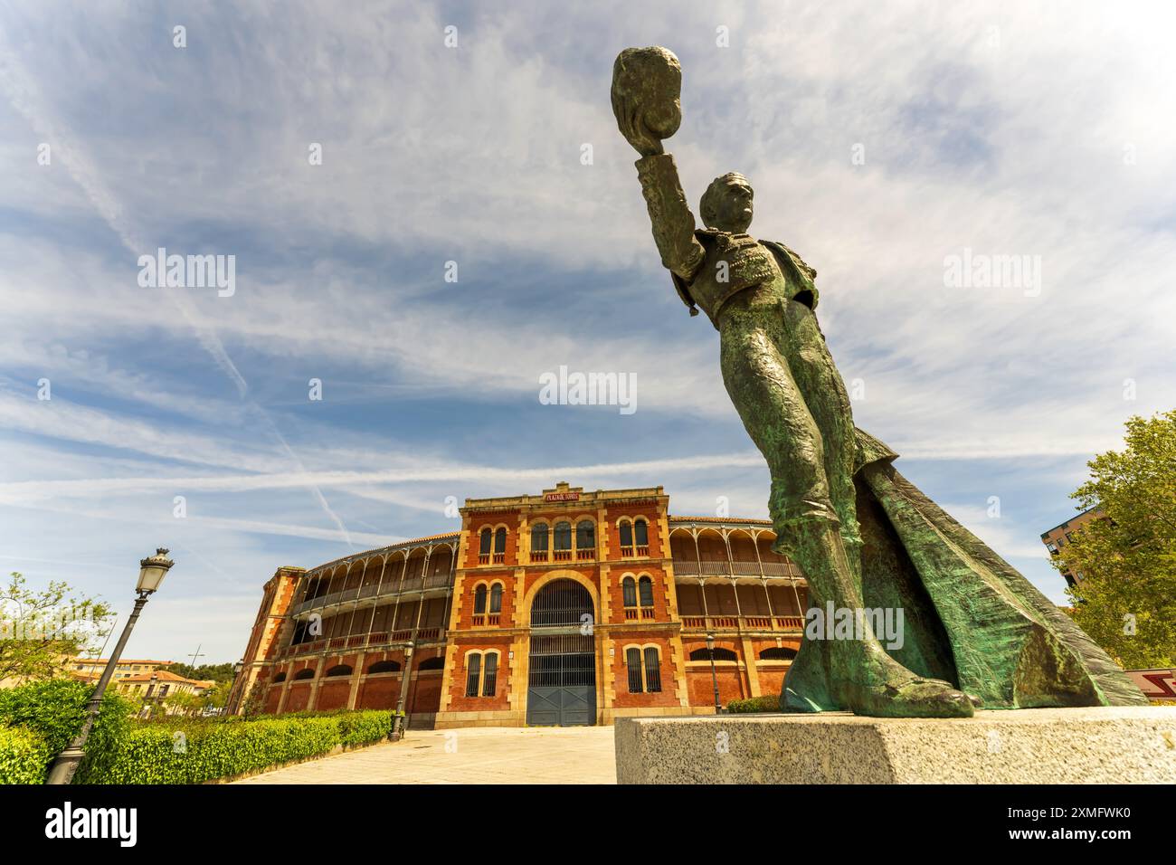 Statua di El viti, un famoso torero, fuori dalla Plaza de Toros de la Glorieta arena, stadio. L'arena è un punto di riferimento storico. Foto Stock