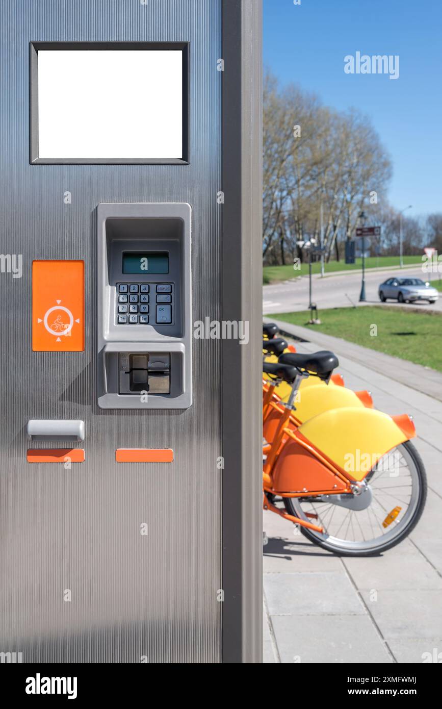 Mockup della biglietteria municipale di fronte a Orange Bicycles. Display per pagamenti elettronici all'aperto Foto Stock