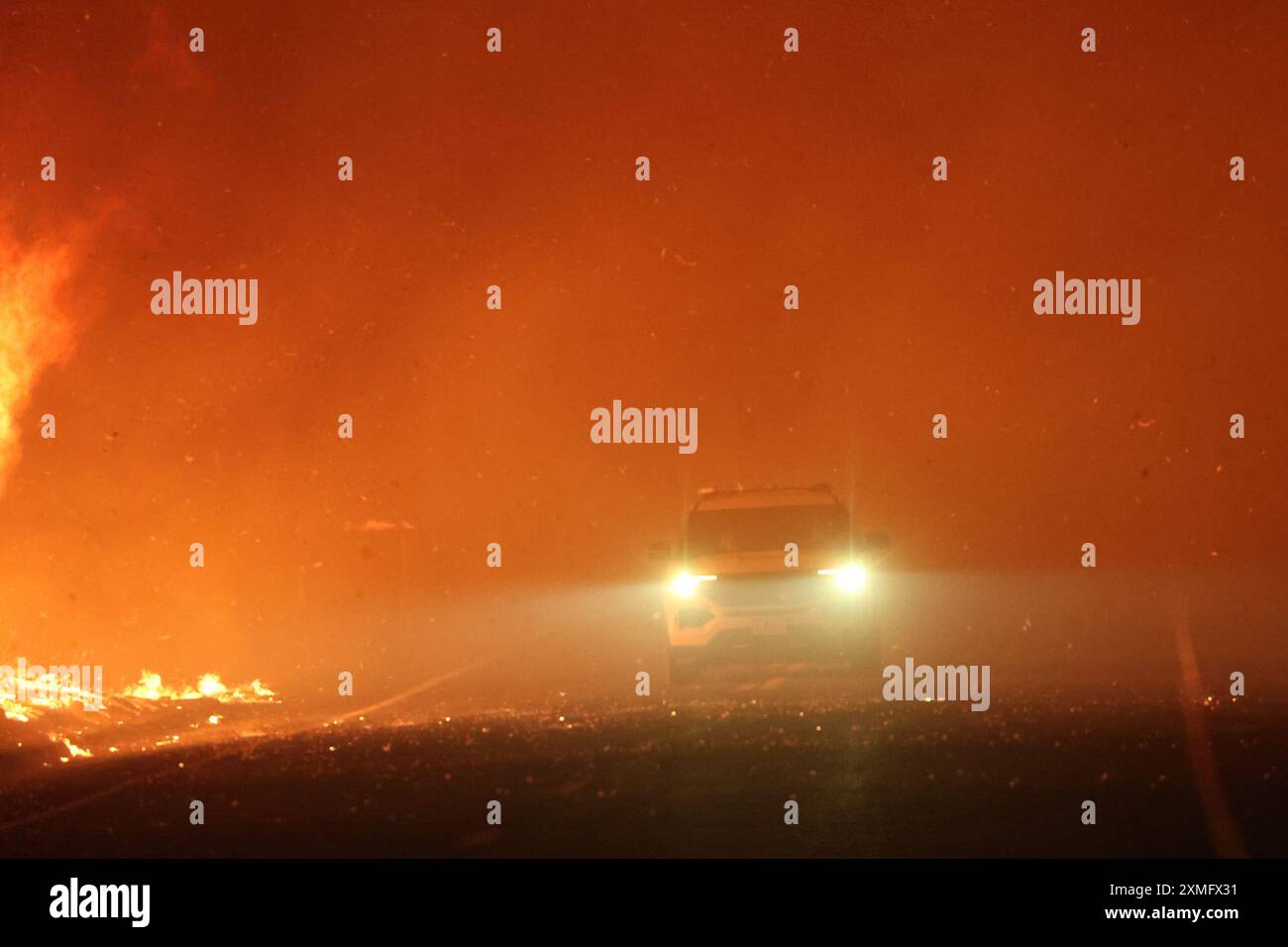 Le foto mostrano i vigili del fuoco che combattono contro le fiamme il 26 luglio 2024 in California, USA. Il più grande incendio attivo della California è esploso di dimensioni venerdì sera, crescendo rapidamente in mezzo al combustibile secco e minacciando migliaia di case mentre i vigili del fuoco si sono messi in difficoltà per affrontare il pericolo. L'intensità e la rapida diffusione del fuoco del Parco portarono i vigili del fuoco a fare confronti sgraditi con il mostruoso fuoco del campo, che bruciò fuori controllo nel vicino Paradise nel 2018, uccidendo 85 persone e bruciando 11.000 case. Più di 130 strutture sono state distrutte da questo incendio finora, e altre migliaia rimangono tre Foto Stock