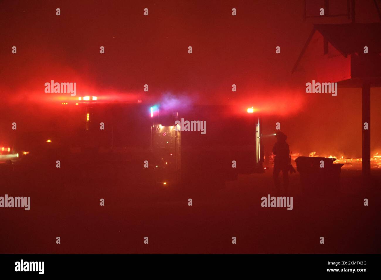 Le foto mostrano i vigili del fuoco che combattono contro le fiamme il 26 luglio 2024 in California, USA. Il più grande incendio attivo della California è esploso di dimensioni venerdì sera, crescendo rapidamente in mezzo al combustibile secco e minacciando migliaia di case mentre i vigili del fuoco si sono messi in difficoltà per affrontare il pericolo. L'intensità e la rapida diffusione del fuoco del Parco portarono i vigili del fuoco a fare confronti sgraditi con il mostruoso fuoco del campo, che bruciò fuori controllo nel vicino Paradise nel 2018, uccidendo 85 persone e bruciando 11.000 case. Più di 130 strutture sono state distrutte da questo incendio finora, e altre migliaia rimangono tre Foto Stock